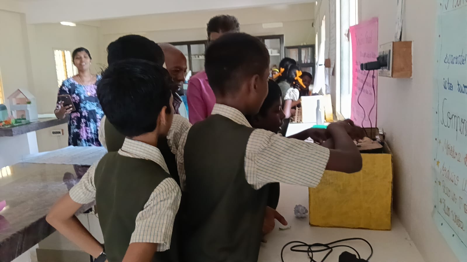 Oxford School Tekday event — mentor guiding students